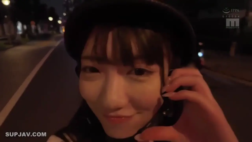 微笑 · 半身 · 自拍 · 水手服 · 户外街道 · 夜晚 · 比V手势