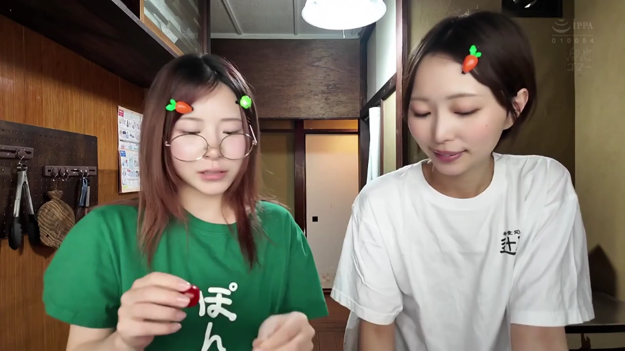 室内 · 坐姿 · 交谈 · 眼镜 · 自然 · 上半身 · T恤