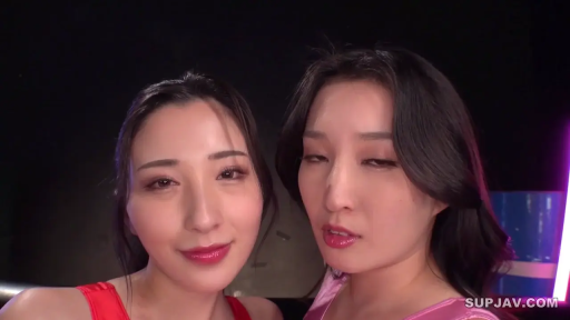 室內 · 臉部特寫 · 妩媚 · 双人 · 凝视镜头 · 紧身衣 · 并肩