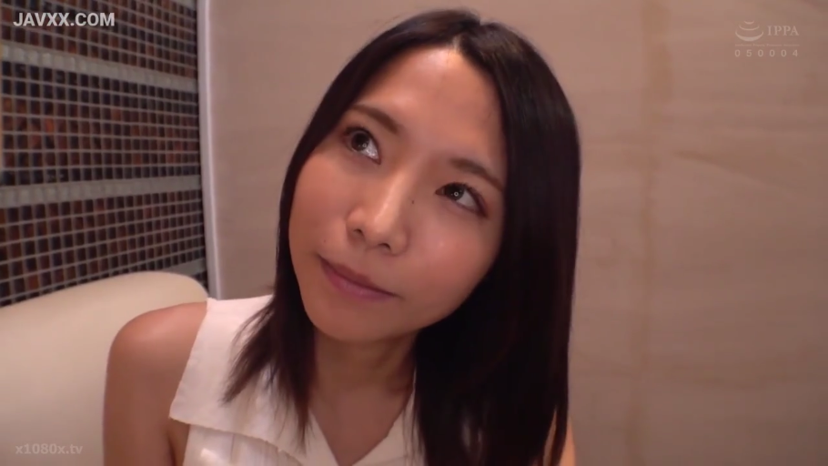 室内 · 面部 · 忧郁 · 低头 · 对话 · 灰色背心