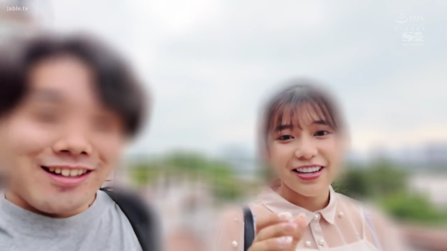 微笑 · 面部特写 · 户外 · 模糊处理 · 看向镜头 · 并排站立 · 浅色衬衫