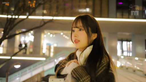 微笑 · 半身 · 凝视 · 户外 · 栏杆 · 夜景 · 倚靠 · 大衣