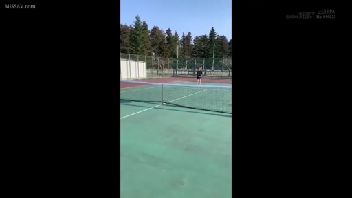 站立 · 遠景 · 屋外 · 運動服 · テニスラケット · 打球 · 网球场