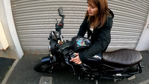 全身 · 俯身 · 愉悦 · 户外 · 触摸 · 夹克 · 摩托车 · 卷闸门前