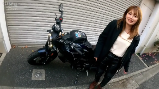 全身 · 站立 · 街道 · 大笑 · 皮衣 · 外景 · 欢呼 · 摩托车