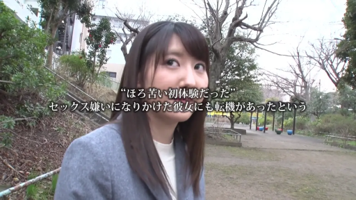 脸部特写 · 站立 · 自然 · 对视 · 户外 · 长发 · 灰色外套