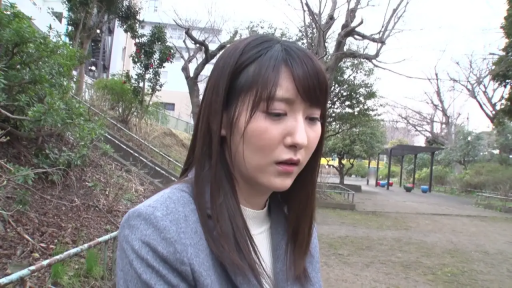 坐姿 · 沉思 · 忧郁 · 长发 · 西装外套 · 户外公园 · 半身镜头