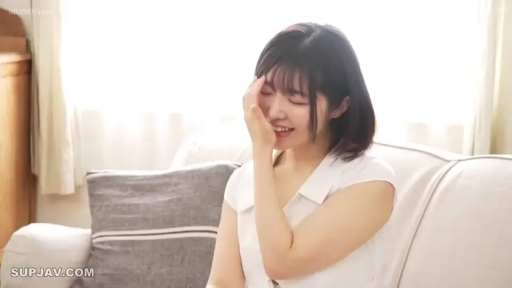 坐姿 · 沙发 · 客厅 · 上半身特写 · 短发 · 白色短袖衬衫 · 羞涩笑容 · 捂脸笑