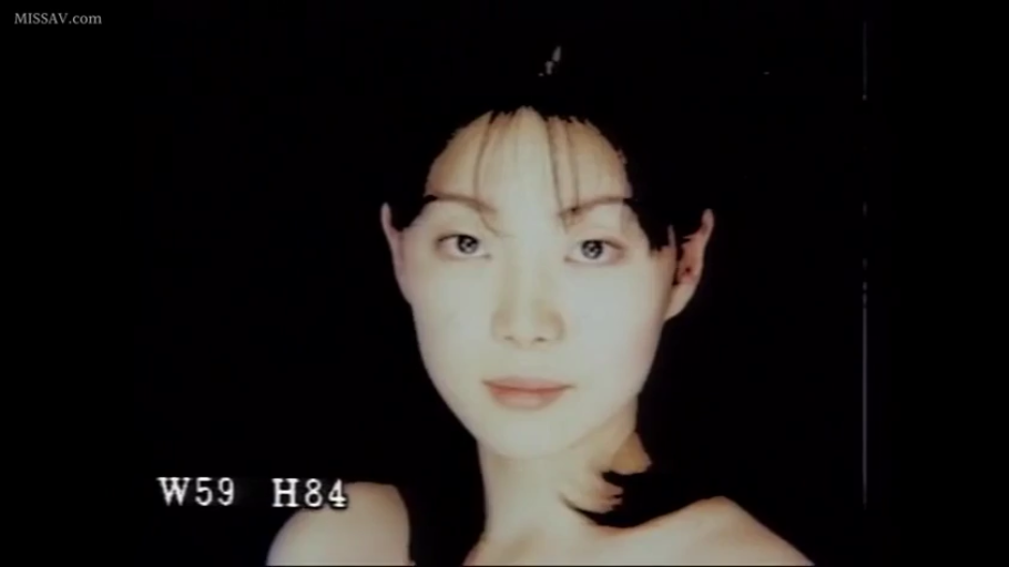 面部特写 · 正面 · 凝视镜头 · 裸肩 · 个人写真 · 黑色背景影棚 · 平静冷艳