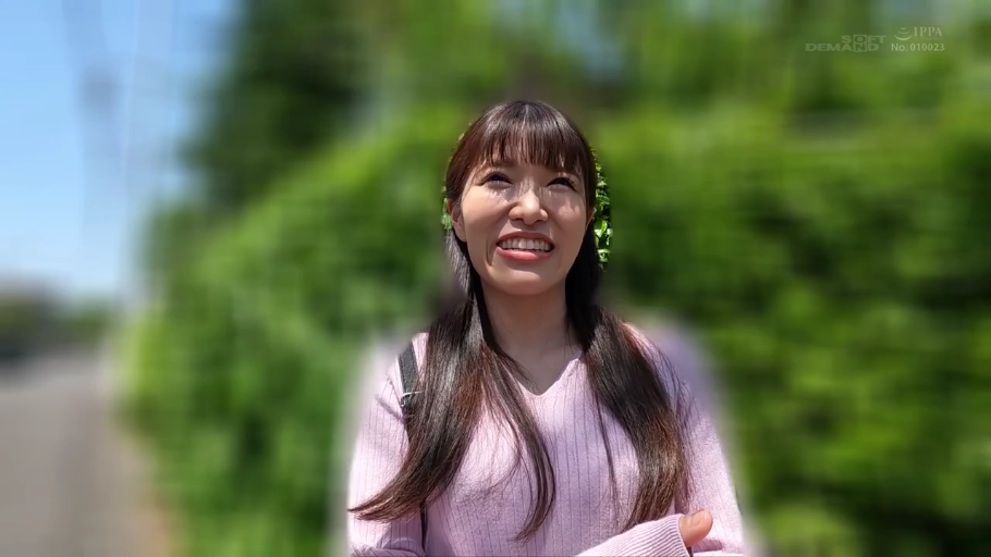 交谈 · 卧室 · 远景 · 平淡 · 书桌 · 杂乱环境 · 粉色家居服 · 一坐一躺