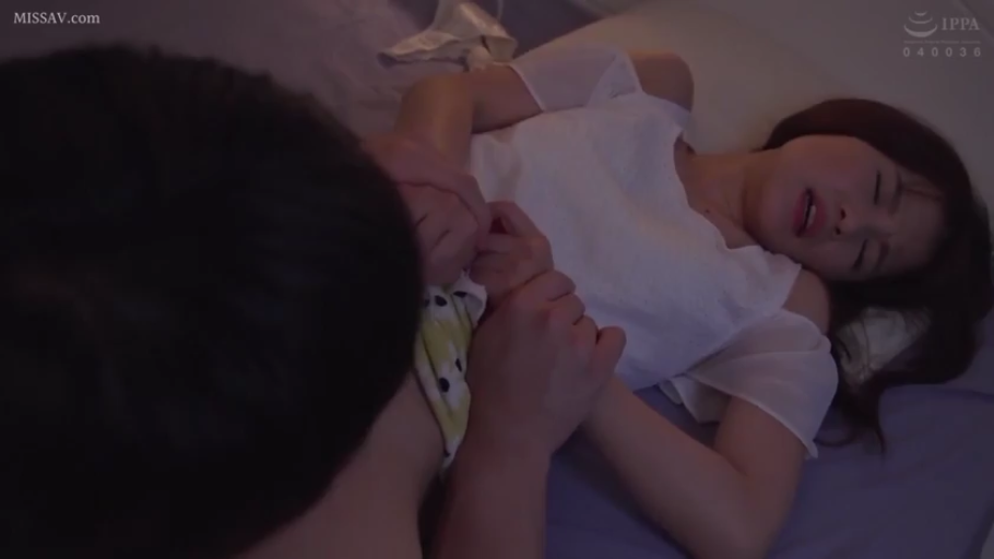 卧室 · 枕头 · 仰卧 · 舔阴 · 上半身特写 · 亚洲人 · 享受表情 · 白色短袖上衣