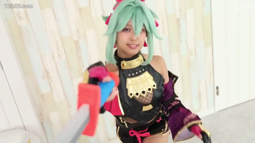 室内 · 角色扮演 · 站立 · 微笑 · 半身 · Cosplay服 · 摆姿 · 道具剑