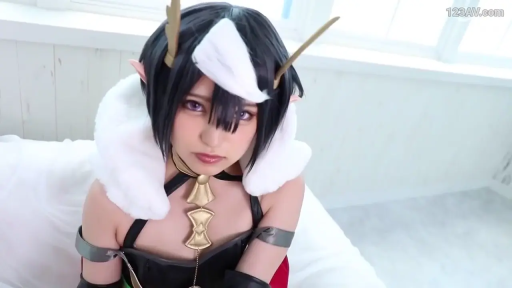 角色扮演 · 近景 · 俯视 · 高冷 · 影棚 · 发饰 · 凝视镜头 · 动漫Cosplay服