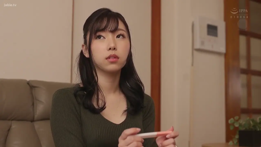 室内 · 坐姿 · 胸部 · 巨乳 · 平静 · 注视 · 低胸无袖上衣