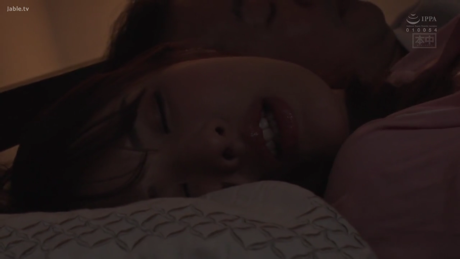 面部 · 卧室 · 枕头 · 昏暗 · 侧卧 · 共眠 · 平和 · 粉色睡衣