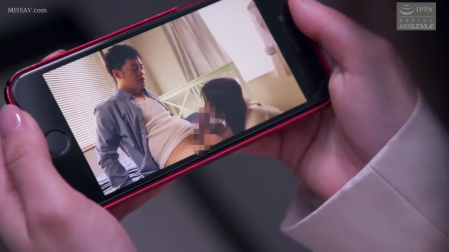 室内 · 座り姿勢 · 悦楽 · 口交 · プロット · シャツ · 携帯電話 · 携帯電話の画面