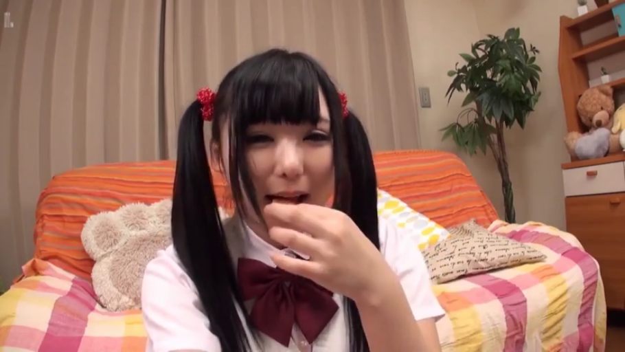 室内 · 坐姿 · 面部 · 校服 · 沙发 · 微笑 · 双马尾 · 吃东西