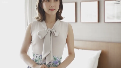 卧室 · 站立 · 微笑 · 床 · 半身 · 注视 · 日本AV · 无袖蝴蝶结上衣