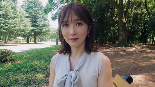 坐姿 · 脸部 · 微笑 · 注视 · 户外 · 公园 · 长椅 · 无袖衬衫