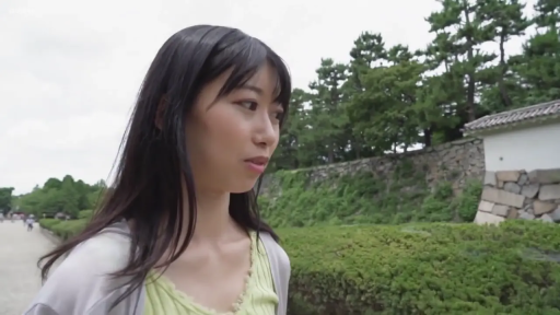 侧脸 · 站立 · 行走 · 园林 · 平淡 · 自然光 · 灰色开衫