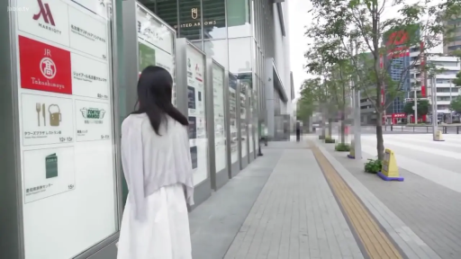 全身 · 行走 · 户外街道 · 背身 · 广告牌 · 黑直发 · 开衫长裙