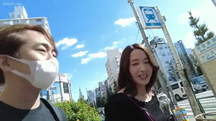 中景 · 微笑 · 行走 · 散步 · 口罩 · 黑色上衣 · 户外街道 · 街头生活