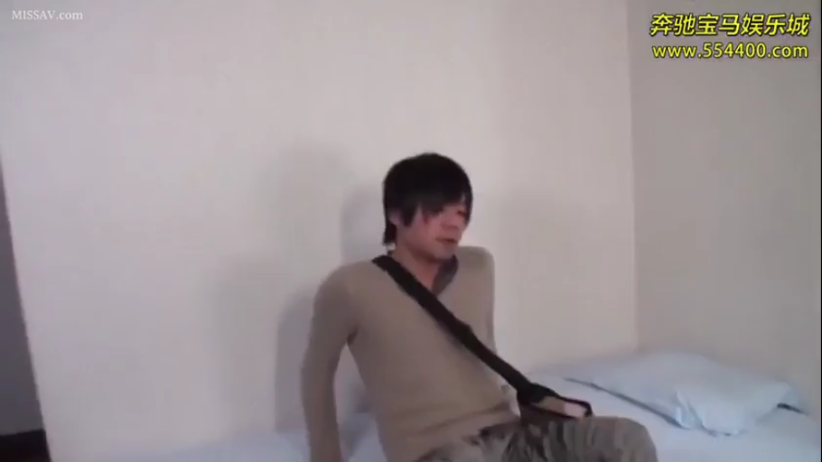 坐姿 · 卧室 · 中景 · 床 · 自然 · 休闲装 · 休息