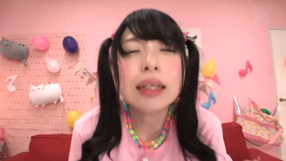 室内 · 脸部特写 · 粉色上衣 · 互动 · 潮红 · 正面