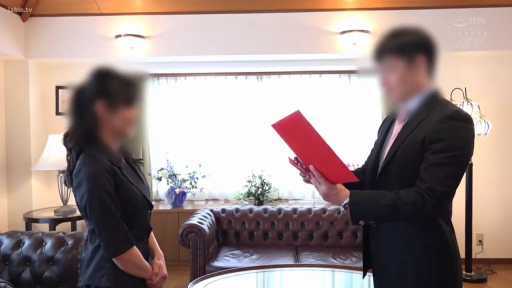 室内 · 站立 · 遠景 · フォルダ · スーツ · ぼかし · 成人影片 · 颁奖