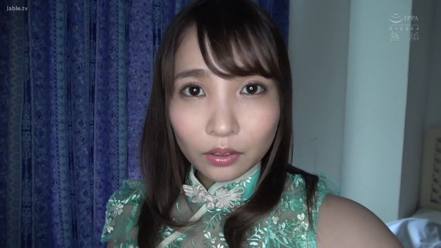 室內 · 臉部特寫 · 注視 · 长发 · 正面 · 旗袍 · 無辜