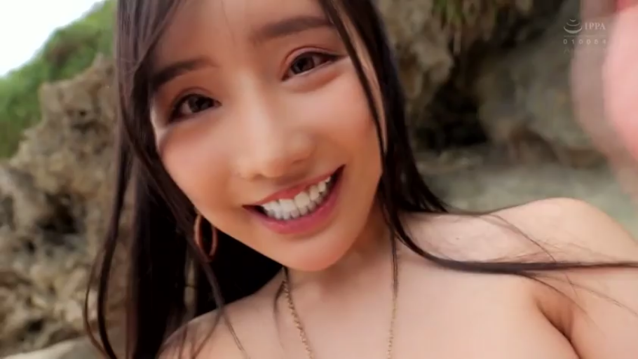 脸部特写 · 微笑 · 裸体 · 对视 · 户外 · 凑近