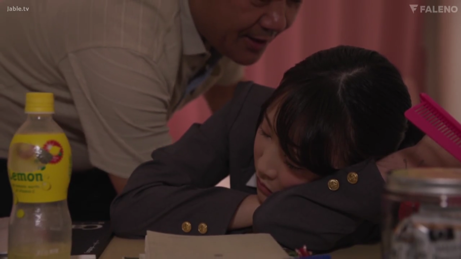 室内 · 闭眼 · 面部特写 · 剧情 · 制服 · 饮料瓶 · 熟睡 · 趴在桌上