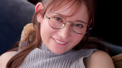 室内 · 眼镜 · 脸部特写 · 甜美 · 微笑 · 卧姿 · 灰色针织衫 · 眼镜娘
