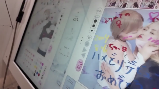 站立 · 露肩针织衫 · ショートヘア · 背中 · 大头贴机房 · 手を振る · 海报