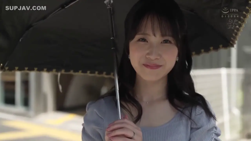 Stand · Smile · 面部特写 · Outdoor · 长发 · 浅蓝色上衣 · 遮阳伞 · Holding an umbrella