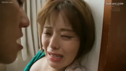 Indoor · 面部特写 · Stand against the wall · Green low-cut outfit