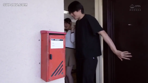 全景 · Casual clothes · Smile · Flirting · At the door · 背后环抱 · Red Mailbox