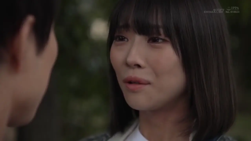 面部 · Melancholy · Stand · Eye contact · Outdoor · 白衣 · 剧情感