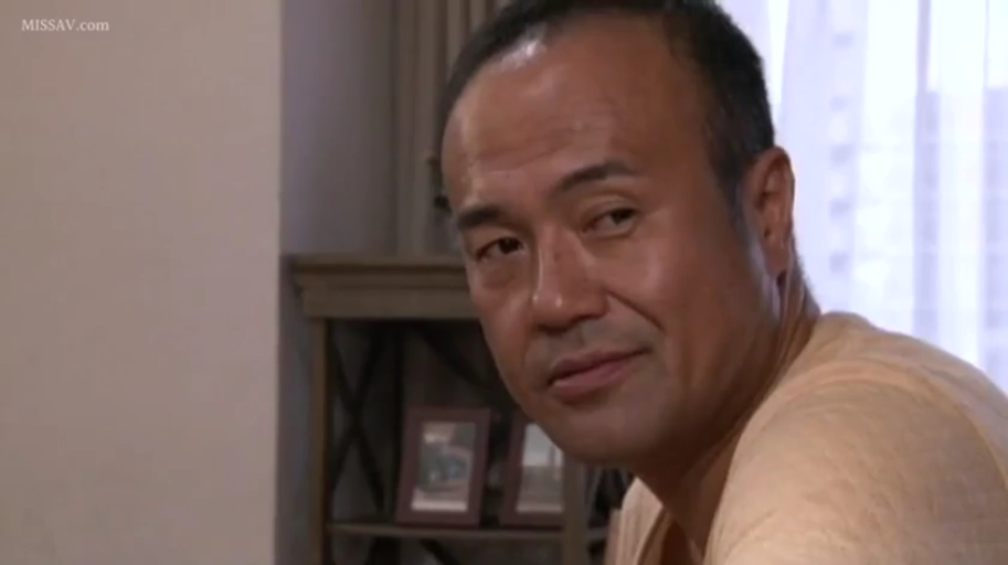 室内 · 面部特写 · T恤