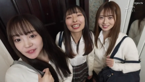 站立姿势 · 合影 · 室内门口 · 开心笑容 · 日式校服 · 学生提包 · 多人近景 · 多人JK