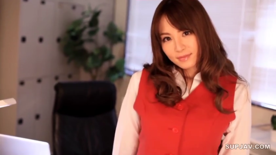 办公室 · 办公椅 · 站立 · 微笑 · 半身 · 职业装 · 对视 · 长发