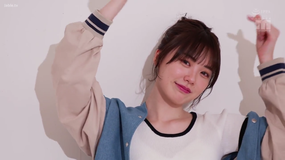 甜美 · 面对镜头 · 半身特写 · 影棚 · 棒球服 · 举起双手 · 高桥圣子