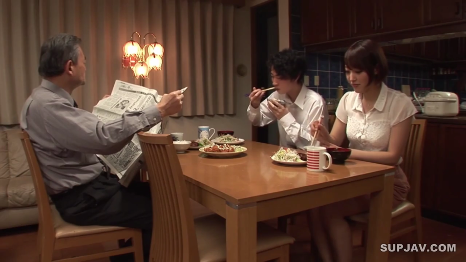 坐姿 · 平静 · 衬衫 · 吃饭 · 报纸 · 饭厅