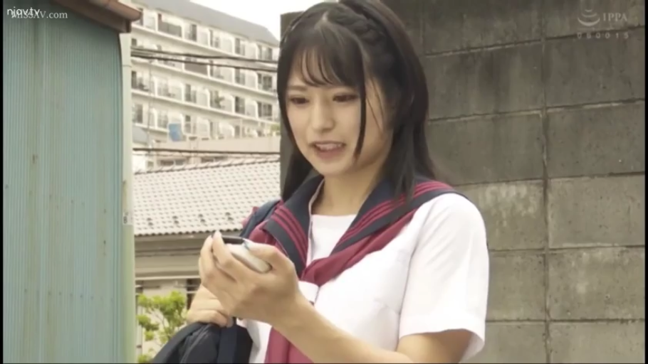 困惑 · 面部特写 · 水手服 · 学生书包 · 路边