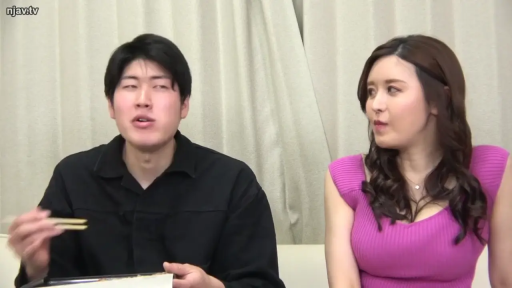 室内 · 巨乳 · 中景 · 自然 · 并排坐 · 谈话 · 紫色上衣 · 筷子