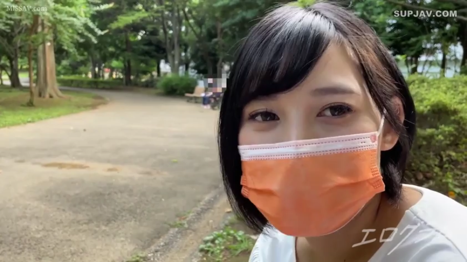 脸部特写 · 自然 · 白色上衣 · 注视 · 短发 · 公园 · 口罩 · 正面