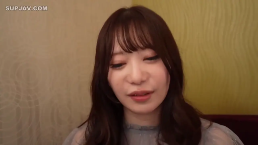 室内 · 座り姿勢 · 会話 · 顔部のクローズアップ · 自然 · 长发 · 淡い色のトップス