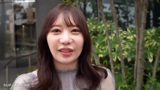 面部 · 站立 · 微笑 · 户外 · 长发 · 录制 · 麦克风 · 纱衣