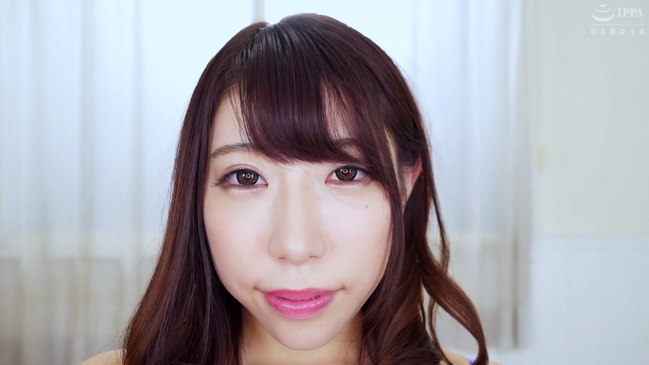 Indoor · Close-up of the face · 自然 · Gaze · High-definition · 正面 · 裸肩