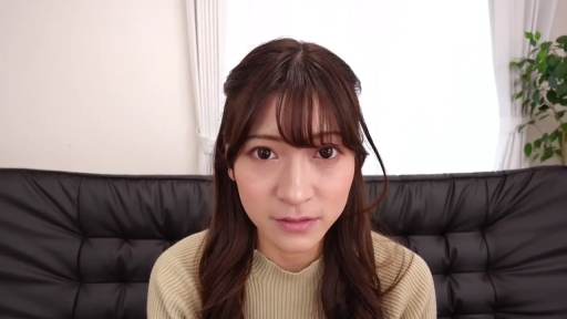 室内 · 坐姿 · 脸部特写 · 针织衫